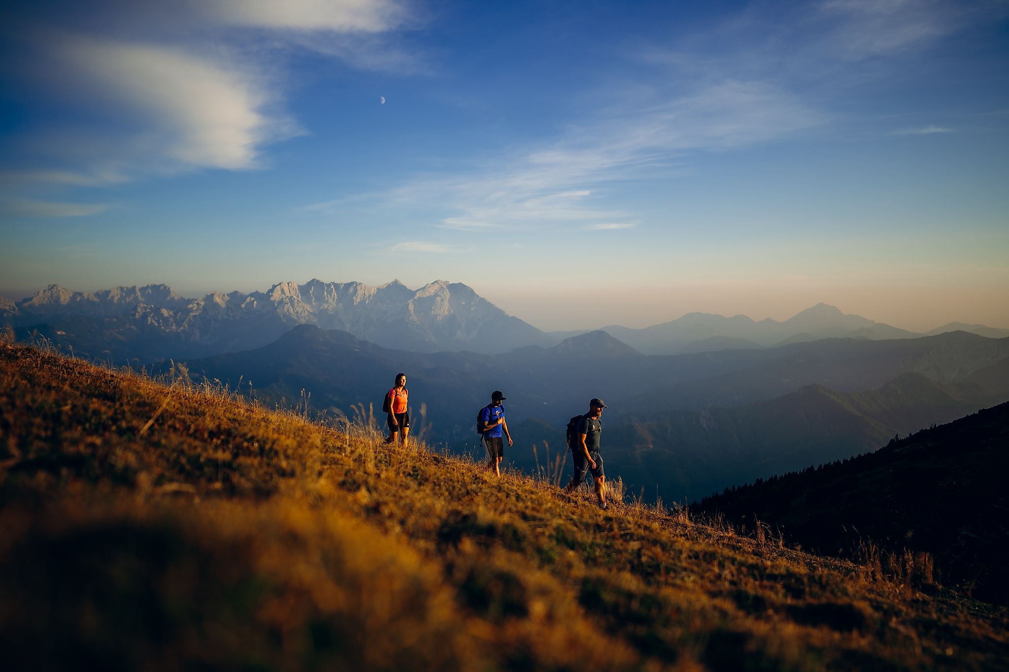 Wandern in den Karawanken — die Berge beginnen hinter dem See