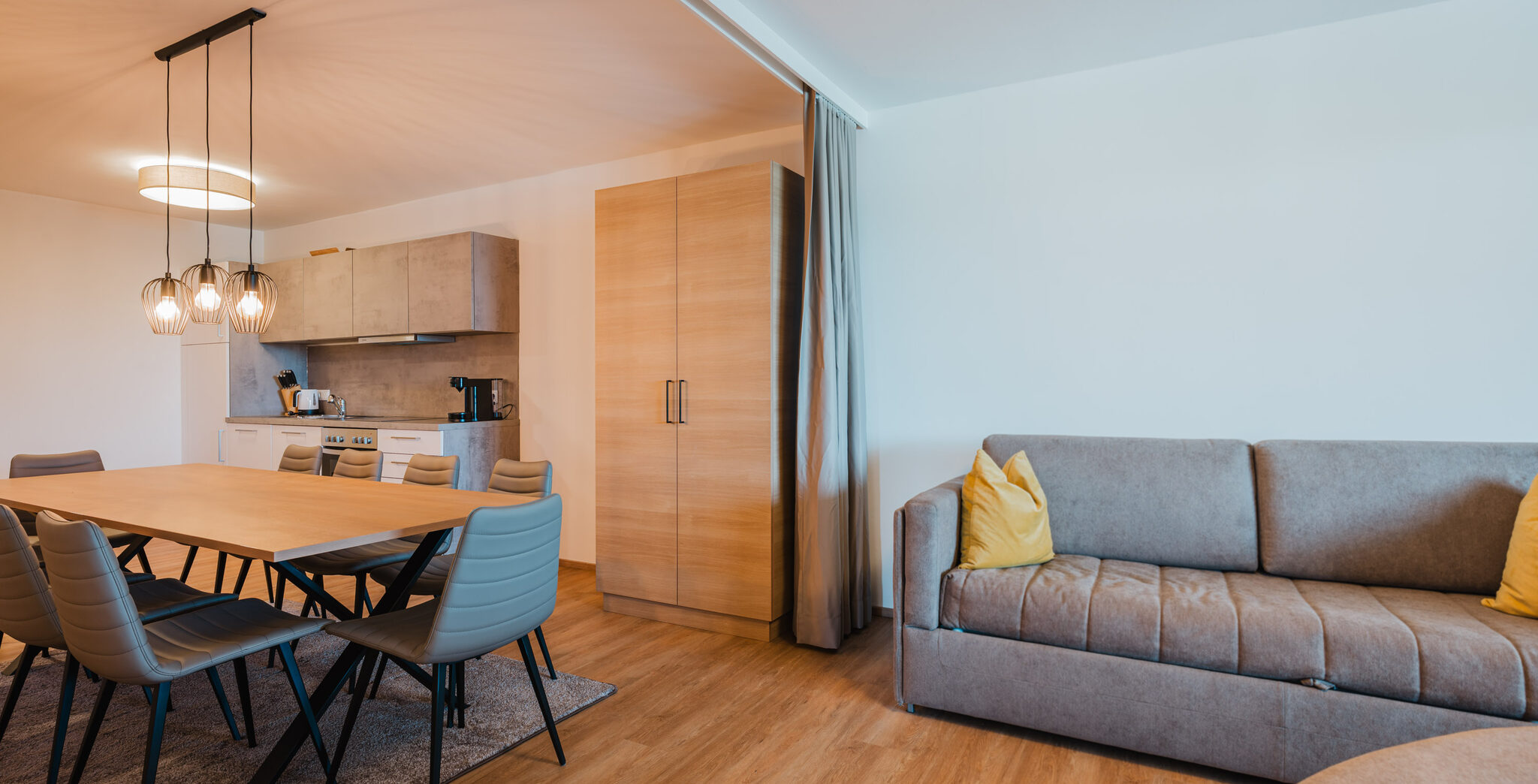 Wohnbereich mit Sofa und Essbereich im SeeStrandResort